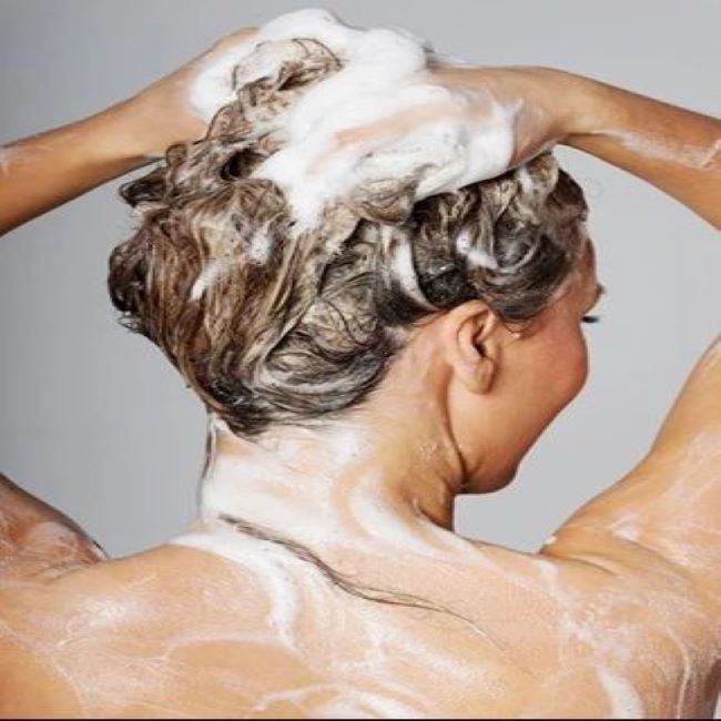 Ανάποδο λούσιμο: Η ιδανική μέθοδος για λεπτά ή λιπαρά μαλλιά