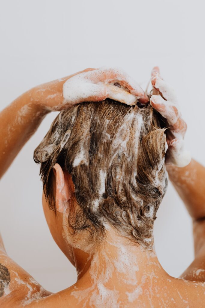 5 tips για να ενισχύσετε τη βραδινή haircare ρουτίνα σας και να αποκτήσετε λεία και απαλά μαλλιά