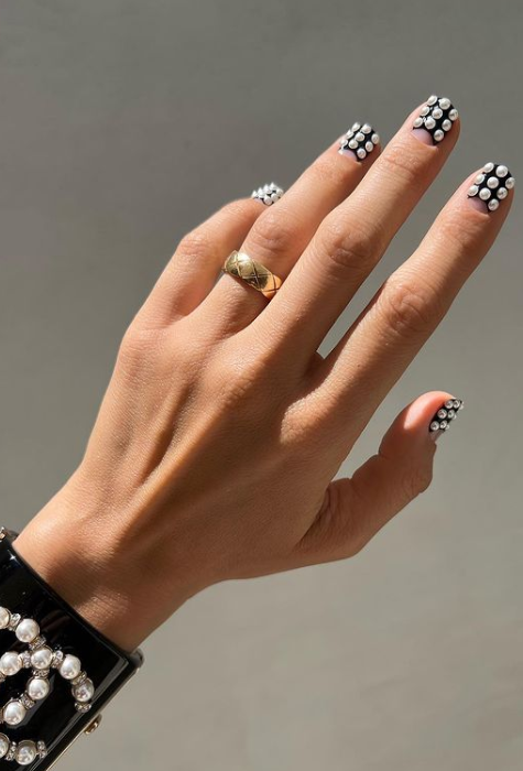 Betina Goldstein: Προτείνει τα πιο εντυπωσιακά ασπρόμαυρα νύχια για τις διακοπές