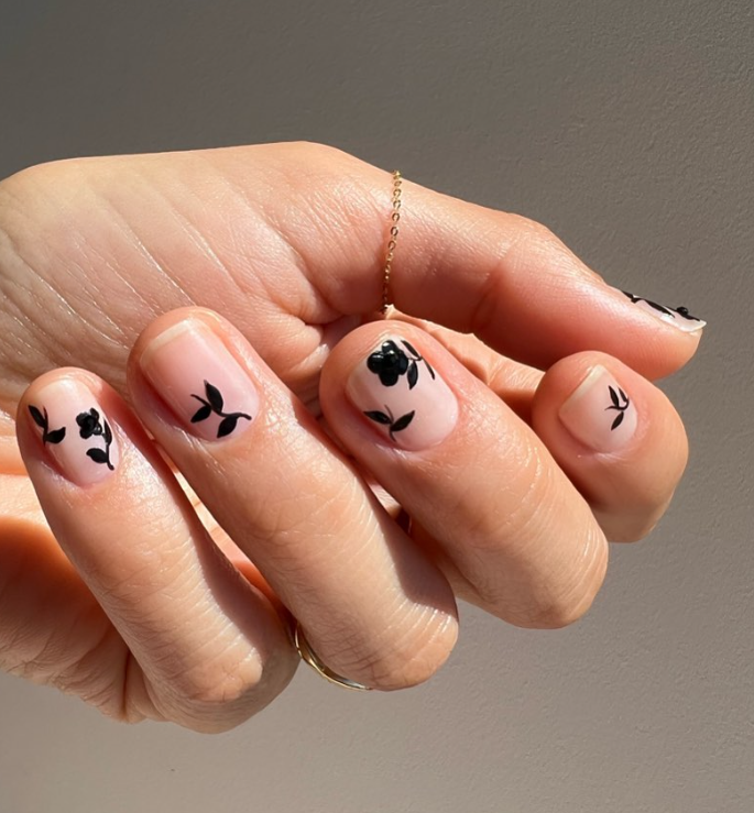 Betina Goldstein: Προτείνει τα πιο εντυπωσιακά ασπρόμαυρα νύχια για τις διακοπές