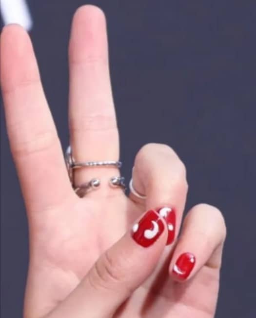 Olivia Rodrigo| Έκανε δύο τάσεις manicure σε μια: Αbstract εφέ και 3D νύχια μαζί!