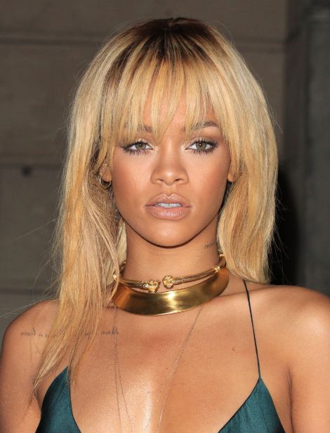 Rihanna: Με αφέλειες στα μαλλιά που της ταιριάζουν πολύ