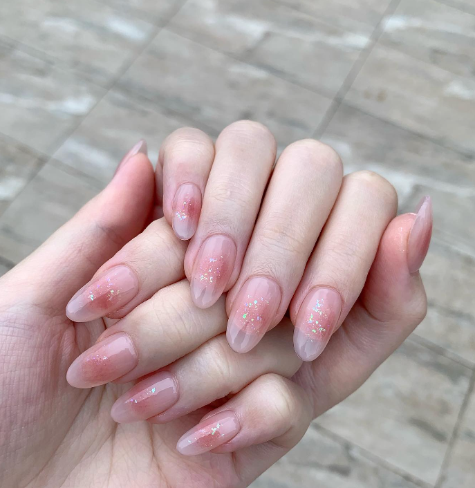Korean Blush Nails: 5 ιδέες για να υιοθετήσετε τη μεγάλη μινιμαλιστική τάση στα νύχια σας