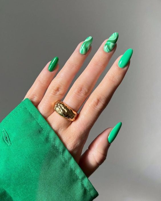 Swirl nails: 10 ιδέες με καμπυλωτές γραμμές για να απογειώσετε τα manicure σας