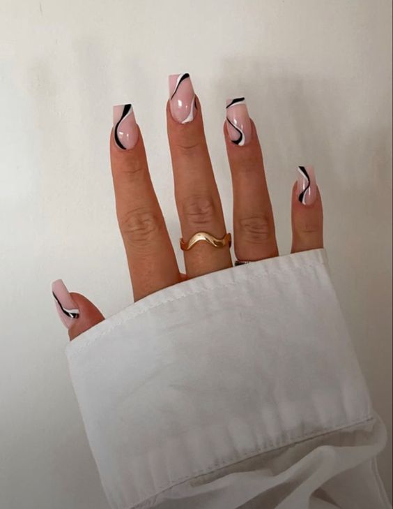 Swirl nails: 10 ιδέες με καμπυλωτές γραμμές για να απογειώσετε τα manicure σας