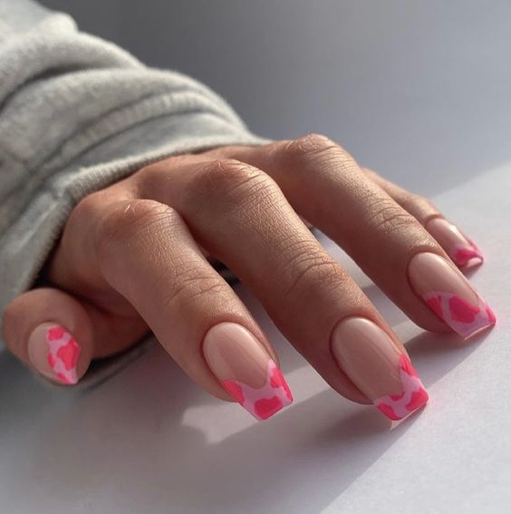 Cow print nails: 5 ιδέες για να υιοθετήσετε το συγκεκριμένο manicure