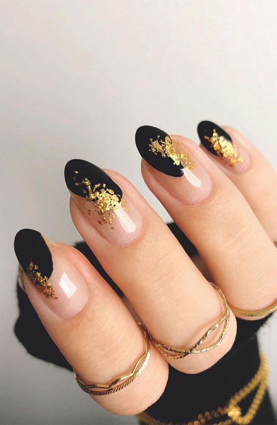 Gold leaf nails: Η πιο elegant πινελιά στη νύχια σας