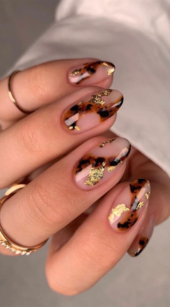 Gold leaf nails: Η πιο elegant πινελιά στη νύχια σας