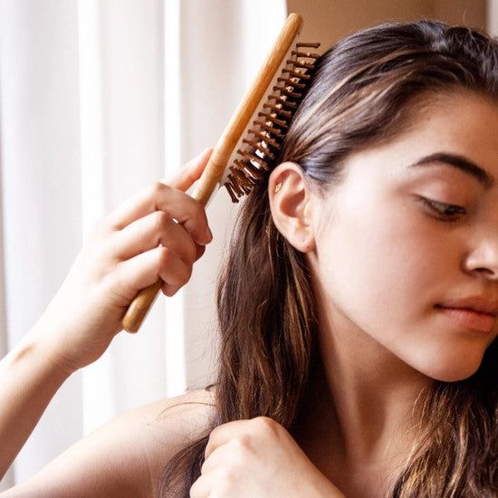 Λάδι καρύδας: Τελικά, πόσο ωφελεί τα μαλλιά σας;