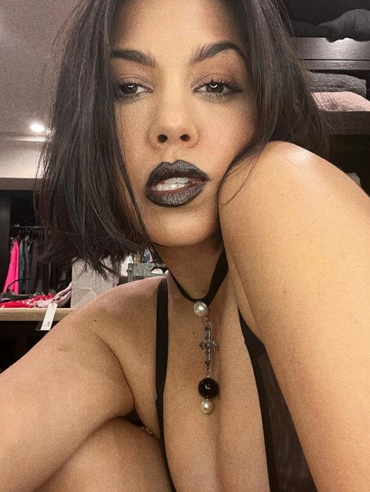 Kourtney Kardashian: Φορά το μαύρο κραγιόν και σπεύδουμε να υιοθετήσουμε το look της