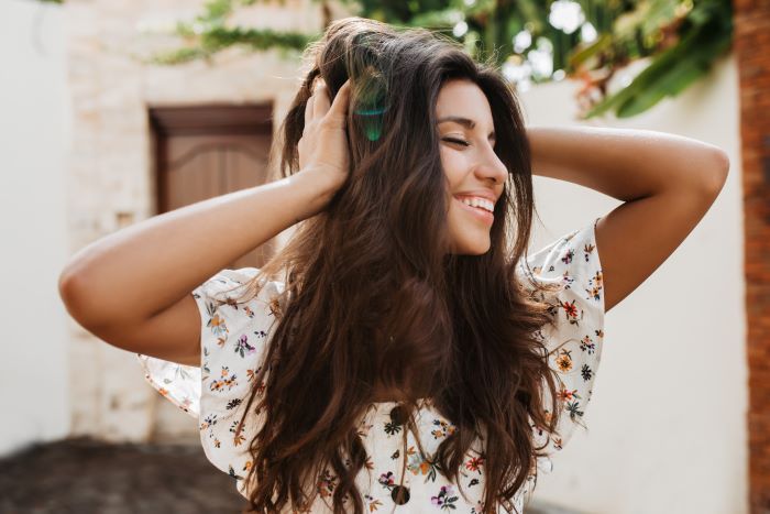 Προστασία μαλλιών το καλοκαίρι: Ο πλήρης οδηγός ενυδάτωσης και προστασίας των μαλλιών σας από τον ήλιο